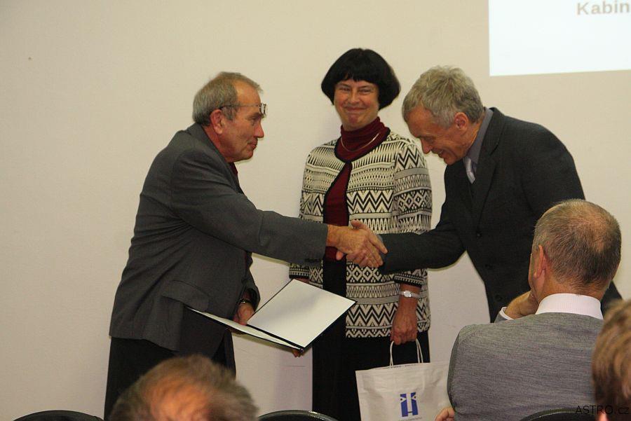 Cena Littera Astronomica za rok 2016 pro Alenu Hadravovou a Petra Hadravu Česká astronomická společnost ocenila cenou Littera Astronomica za rok 2016 PhDr. Alenu Hadravovou, CSc. a Doc. RNDr.