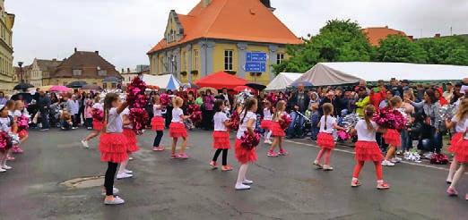 08/2017 Javornický zpravodaj 13 z kroužku Hula Hop Javorník a nakonec jste mohli vidět nástup všech letošních deváťáků, kteří se se všemi loučili. Dne 30. 6.