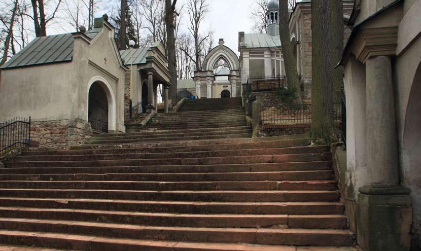 genius loci Biblické symbolično se prolíná městem Vambeřice: vlevo Brána Gihon se sv.