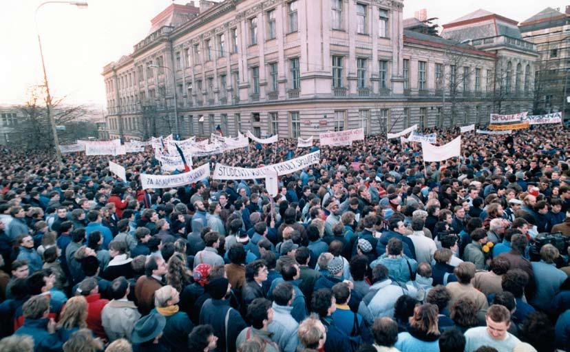 však zdálo, že obrodné trio Gorbačov, Thatcherová a Reagan chystá přece jenom něco zásadnějšího. Blížící se konec říše zla jako by uvolňoval i dosud potlačené tvůrčí schopnosti lidí.