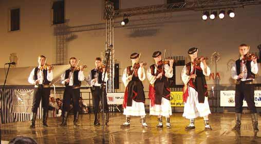 IV. ročník letních folklorních večerů F SCÉNA 2001 se uskutečnil stejně jako ten předchozí pod záštitou primátora města Brna RNDr.