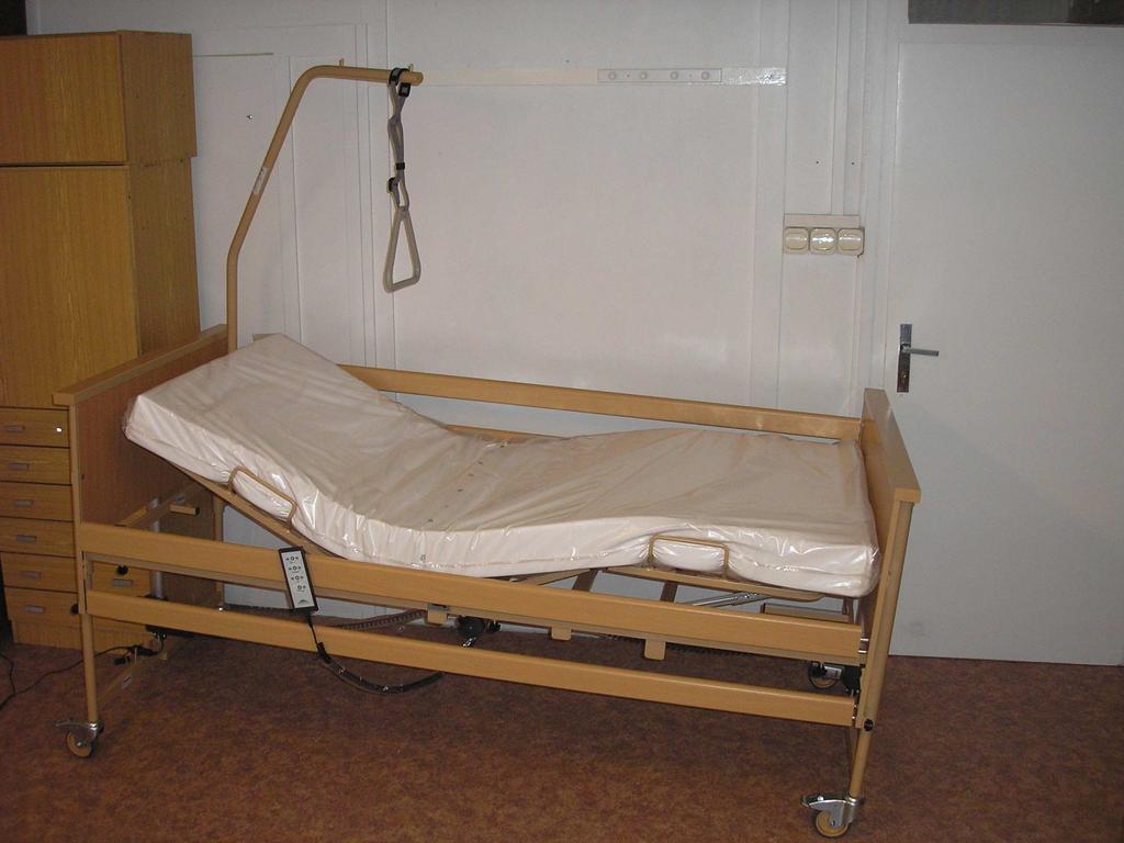 PŮJČOVNA KOMPENZAČNÍCH POMŮCEK Nabízené pomůcky : mechanické invalidní vozíky, elektrické polohovací postele, WC-židle (pevné nebo s kolečky), chodítka ( obyčejná hliníková, pojízdná, kloubová),