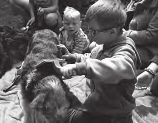 V průběhu celého odpoledne se děti mohly potěšit s canisterapeutickými pejsky a pohladit a nakrmit kozy, které ochotně přivezla jedna naše klientská rodina.