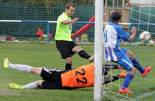 TÉMA TEXT: RADIM TRUSINA FOTO: PAVEL JIŘÍK ST. JARNÍ JATKA V PŘEBORU Se Zbraslaví to zatím nevypadá uplně nejlépe. Z NEJVYŠŠÍ PRAŽSKÉ SOUTĚŽE BUDOU JISTĚ SESTUPOVAT ČTYŘI TÝMY.