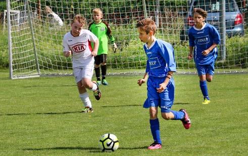 Fotbalové začátky co ho přivedlo k fotbalu: Na fotbal mě dali rodiče, už když jsem byl ve školce. Táta říkal, že se musím naučit fungovat v partě a také se prý naučit kotrmelec.