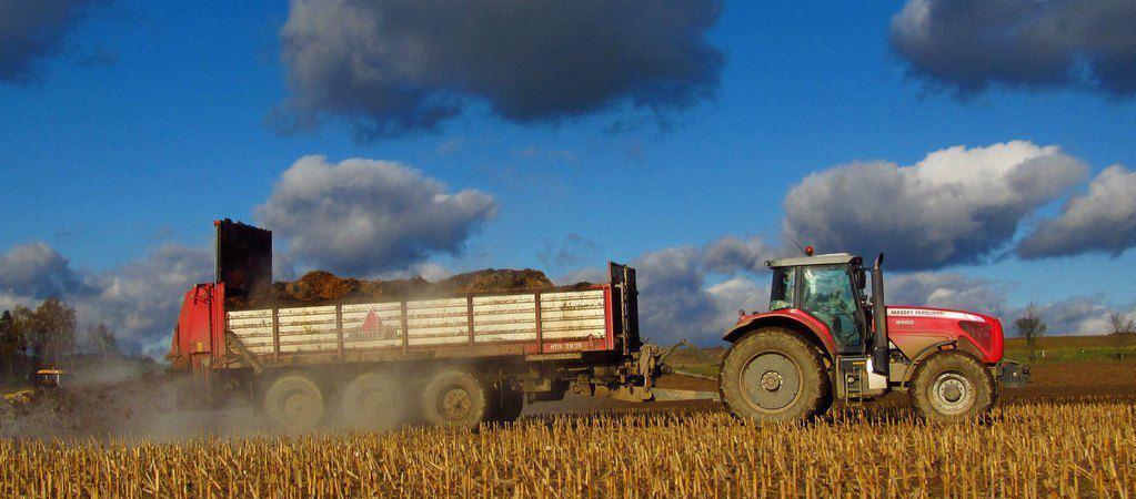 Typy nástaveb Překládací vůz je využíván hlavně při sklizni obilovin, řepky, zrnové kukuřice, případně při plnění rozmetadel minerálních průmyslových hnojiv.
