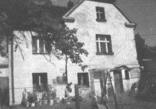 Vytápění je řešeno na tuhá paliva. Součástí prodeje je zahrada 480 m2 na které se nachází kůlna. Do domu je zaveden městský vodovod, odpad je sveden do septiku.