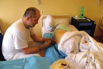 využívající všechny skupiny analgetik i podpůrných léků (tzv. koanalgetik) také různé více či méně invazivní intervence.