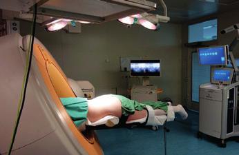 postavení repozicí a zajištění podmínek pro následnou trvalou kostěnou fúzi s využitím celého spektra titanových implantátů.