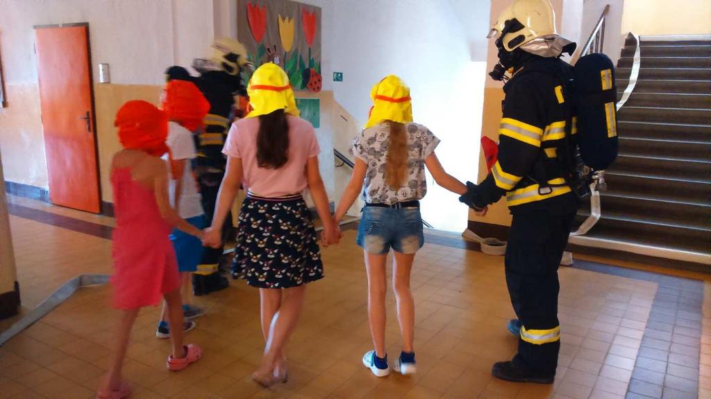 Proběhly přednášky členů ČČK s praktickými činnostmi žáků v rámci celé školy. Do dění školy se aktivně zapojovali žáci prostřednictvím svých zástupců, tedy členů žákovské samosprávy.