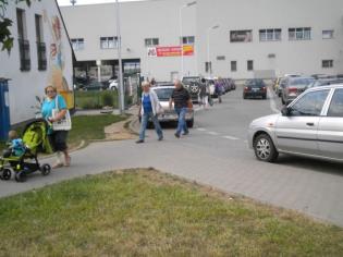 a autobusových nástupišť) dořešit hmatnou dlažbu (varovné a signální pásy, vizuální a hmatný
