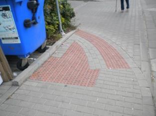 , obytná zóna: - prostor přeřešit, zajistit chodcům prioritu a bezpečný průchod, dořešit vodící