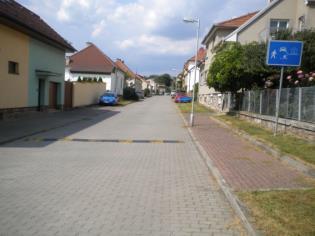 dle platné legislativy (délka, hmatná dlažba) (2)