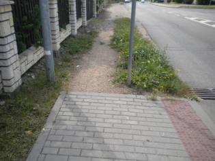 vizuálně kontrastní dlažbou, bez hmatného kontrastu) D.3. Lomnická ul.