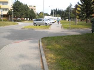 dalšímu obrubníku je zbytečná D.4. Lomnická ul.
