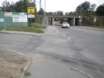 hmatným kontrastem), doplnit ostrůvek ve vozovce (2) E.3.