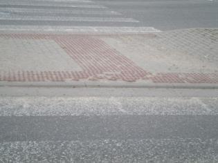 komunikacemi (snížené obrubníky, hmatná dlažba) (3) E.5.
