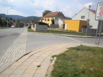 trasa směrem do sídliště F.1. Na Honech: - doplnit místo pro přecházení přes ul.