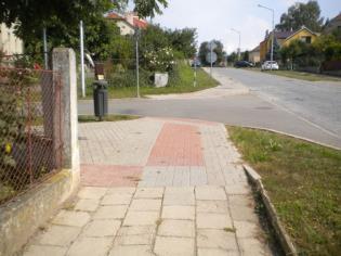F.2. Na Honech-Černohorská: - na vjezdu do Zóny 30 doplnit místo pro přecházení a další