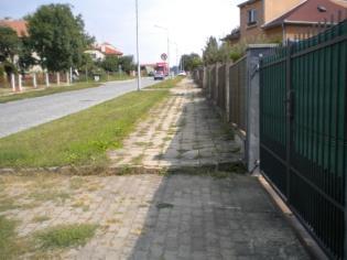 Černohorská: - dořešit místa pro přecházení (snížené obrubníky, hmatná dlažba), signální