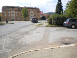 Černohorská: - předláždit chodník podél RD s niveletou bez výškových stupňů F.5.