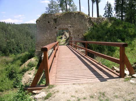 V prostoru třetí brány (sonda 13) byly získány další poznatky k objasnění mimořádně složitého stavebního vývoje a podoby tohoto prostoru.