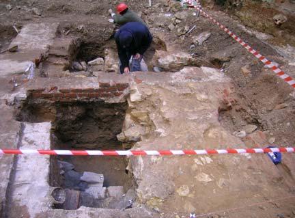 století. Na dně tohoto objektu byly patrné kůlové jamky pozůstatek proutěné konstrukce.