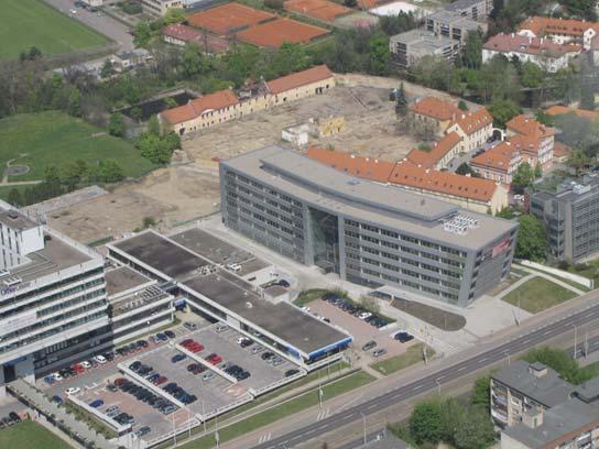 jihu komplexem staveb chlévů a na západě rozměrnou hmotou stodoly.
