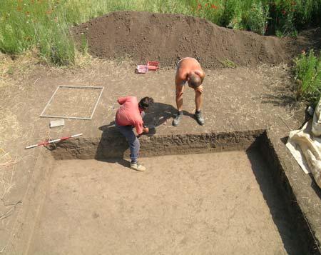 V prostoru bytových domů A a B (jihovýchodní část obytného souboru) nebyly zachyceny žádné archeologické nálezy či situace (geologické podloží přímo pod svrchní povrchovou vrstvou ornice).