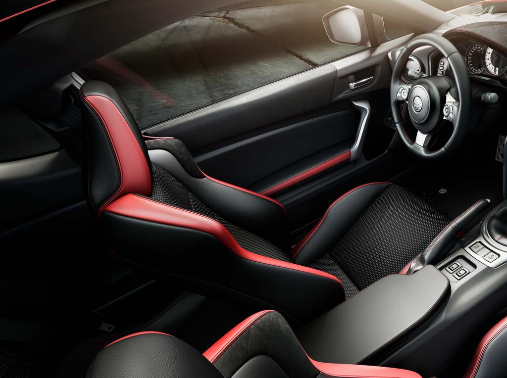 ŠPIČKOVÝ DESIGN V interiéru nové Toyoty GT86 ihned zaujme design palubní desky, svým vzhledem připomíná texturu karbonových vláken.