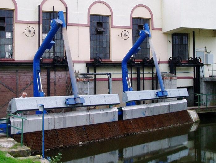 2 STACIONÁRNÍ HYDRAULICKY DVOURAMENNÝ ČISTÍCÍ STROJ - tento čistí stroj se nachází na MVE Bankově nad Jizerou.