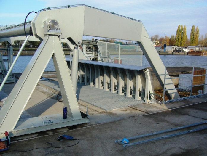 hydraulické zvedací zařízení. Stroj se nachází na MVE v Pardubicích na řece Labe.