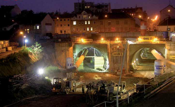 Obecný pracovní cyklus (1 bm) sestává z rozpojování zeminy tunelbagrem (délka otevření cca 1,5 m od posledního rámu výztuže), dočištění výrubu, stabilizační nástřik čelby i obvodu výrubu