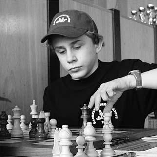 ` Dostihy vyhrál Vojtěch Plát Juniorské mistrovství republiky se hrálo v Havlíčkově Brodě ve stejném termínu jako soutěž mužů (viz Čs. šach 3/2008) a žen. Tabulku lze rozdělit do dvou částí.