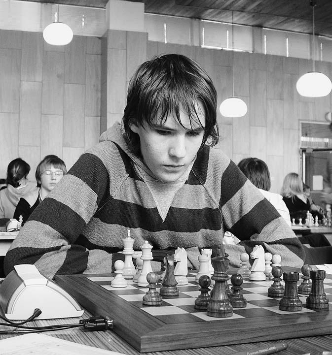 Jiří Kočiščák Kočiščák Rojíček B80 Sicilská: 1.e4 c5 2.Jf3 d6 3.d4 cxd4 4.Jxd4 Jf6 5.Jc3 a6 6.Se3 Jc6 7.f3 e6 8.Dd2 Se7 9.0-0-0 0-0 10.g4 Jxd4 11.Sxd4 b5 12.Kb1?! Bílý přešlapuje na místě.