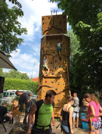 Monika Pavlíková má s učením angličtiny více než 20letou zkušenost a z praxe poznala, že pro jakékoliv učení nejlépe funguje zážitková pedagogika.