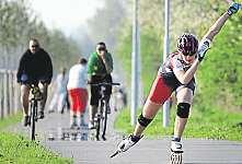 Cyklisti a bruslaři si zatím plně užívají pohodlného asfaltu jen na necelých dvou kilometrech mezi Chrudimí a Medlešicemi, které se po osmi letech od otevření neprodloužily ani o centimetr.