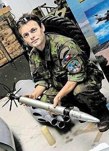 Každý den jsem naněm dělal od tří odpoledne do devíti večer, ukazuje.