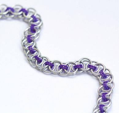 helm chain Základní varianta vazby Helm Chain, známá též pod názvem paralelní řetězec. Z této vazby vznikají další odvozené varianty, jako například Helm Chain kytičky.