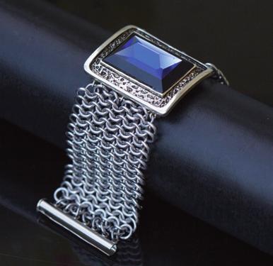 historie Pojem kroužkování je ve světě známý jako Chainmaille, Chainmaile nebo Chain mail. Jedná se o výrobu zbroje, šperků nebo jiných doplňků. Vzniká spojováním jednotlivých kovových kroužků.