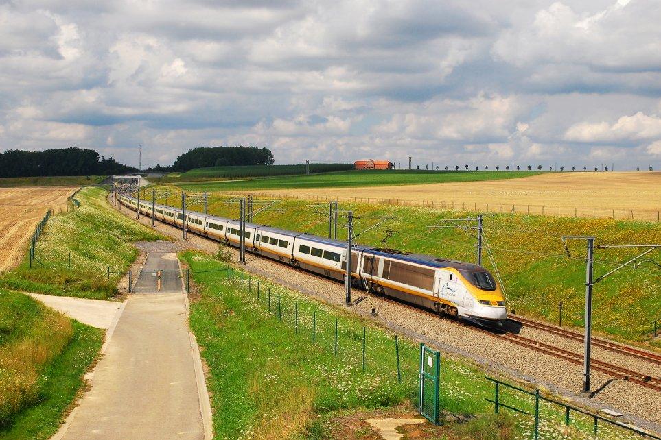 Thalys PBA 4535 na spoji Paříž Brusel projíždí tunelem pod obcí Bruyelle (Belgie). 17.4.2011. www.lokomotivy.
