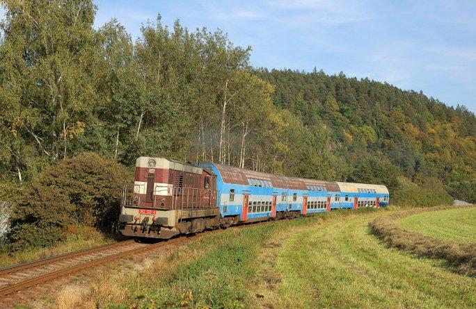 srpna 201 0 je zachycena s Os 9055 při průjezdu nejmalebnějším úsekem Posázavského pacifiku nedaleko Pikovické jehly. Foto: Pavel Martoch. 14.