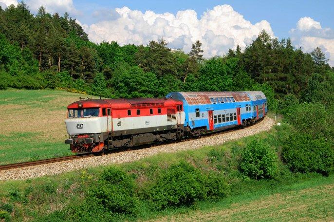 1 32 s vlakem Os 9206 nedaleko zastávky Stříbrná Skalice. Foto: Pavel Martoch. 15. Mohutný kumul dokresluje pozadí fotografie 749.006 od Pecerad.