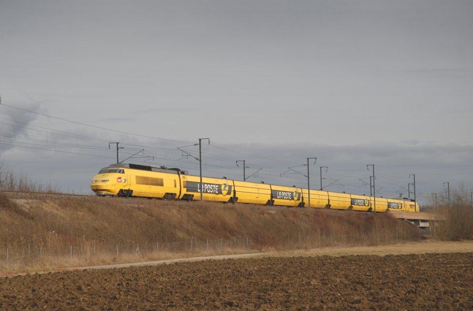 PROVOZ 10/2011 Typově unikátní TGV La Poste 952 na spoji 6994 právě severně od Lyonu překročil řeku Rhónu. 20.1.1999.
