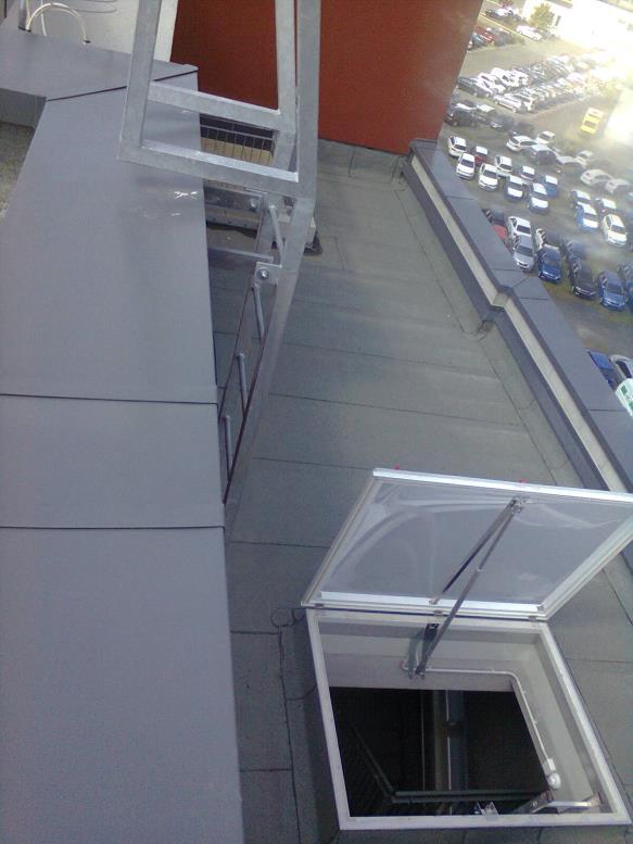 Žebřík umístěný u místa výstupu na střechu otvor nechráněný proti propadnutí Porušení čl. 8.35.