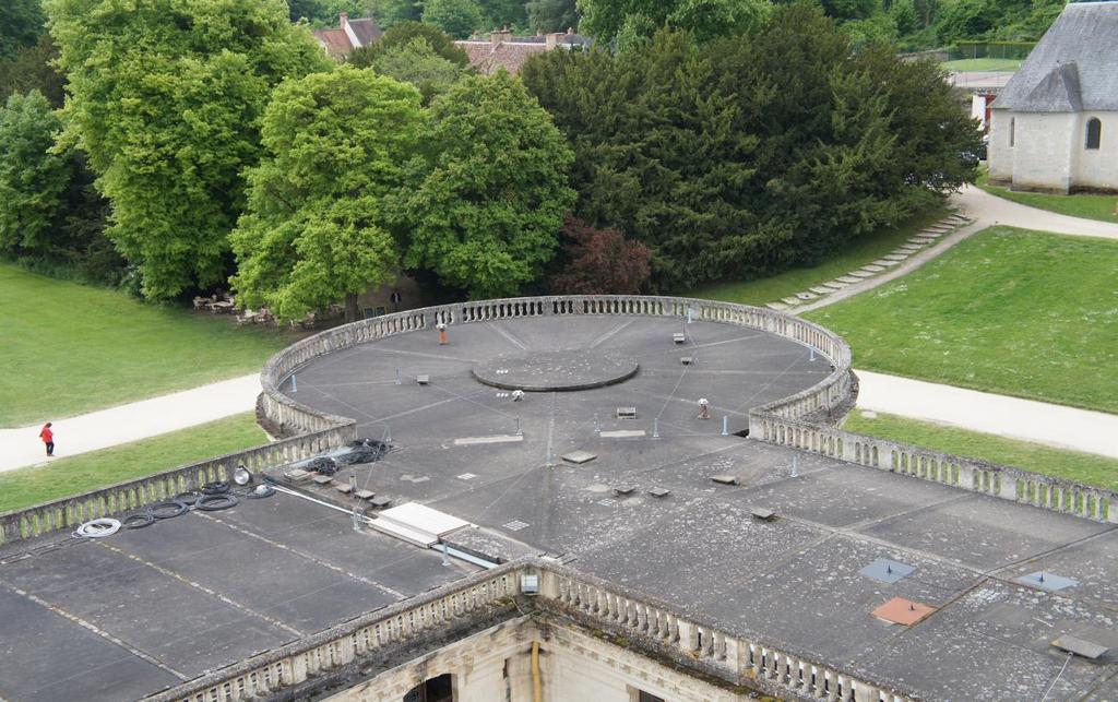 Kotvicí zařízení i na střeše zámku - Francie Tuto prezentaci naleznete