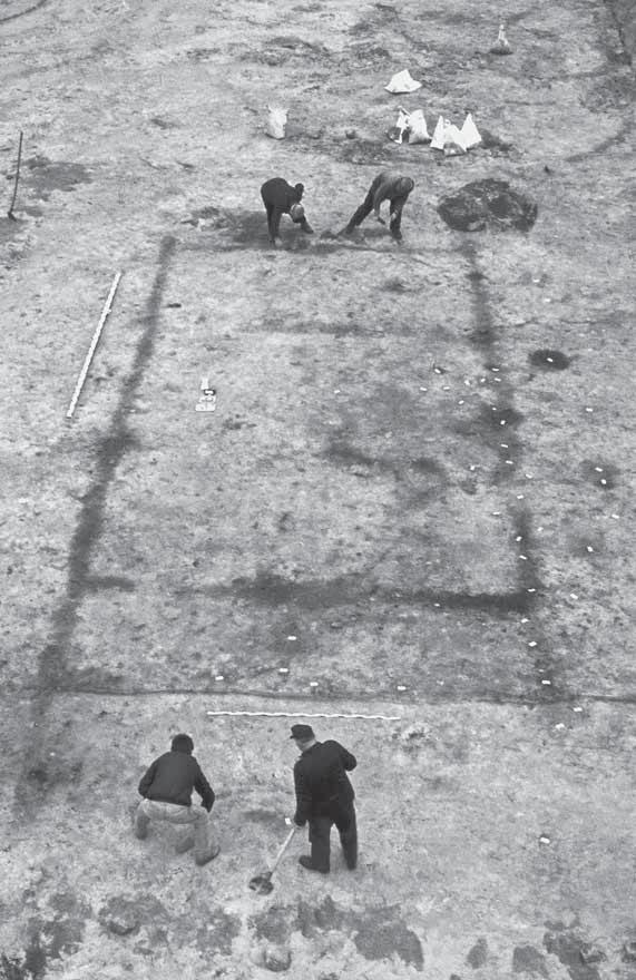 2.3. Obytné stavby kultury nálevkovitých pohárů v kontextu českého eneolitu I přesto, že ve sledovaném období měla vesnice již trvalejší charakter, obytné stavby jsou na našem území zachyceny poměrně