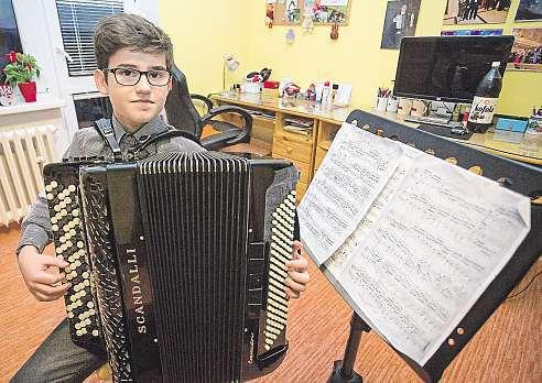 ONDŘEJ HOLUBEC DOKONČENÍ ZE STRANY 1 INZERCE Vysněná harmonika váží 14 kilogramů amartin přiznává, že se při několikahodinovém cvičení pěkně pronese.