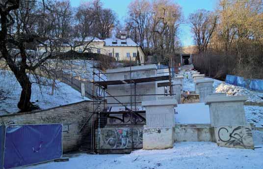 STAVEBNÍ KONSTRUKCE STRUCTURES Obr. 2a,b,c Demolice kompletní mostovky, zastávky Nebozízek a horní opěry 9 Fig.