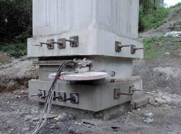 10 New bridge deck CELKOVÁ KONCEPCIA REKONŠTRUKCIE MOSTA Komplexná rekonštrukcia mosta predstavovala odstránenie mostného zvršku, demoláciu strednej časti nosnej konštrukcie vrátane oceľových ložísk,